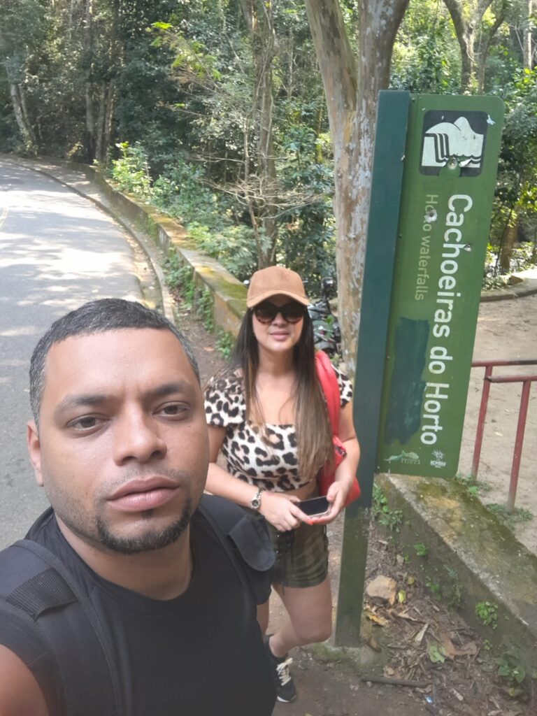 Guia Allan Oliveira na trilha da Cachoeira do Horto no Rio de Janeiro.