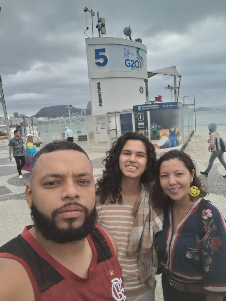Guia de turismo em Copacabana com turistas no Rio de Janeiro passeio guiado RJ