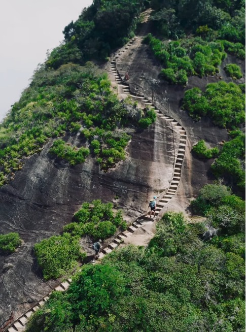 Escada histórica esculpida na rocha no Pico da Tijuca, Parque Nacional da Tijuca, Rio de Janeiro.