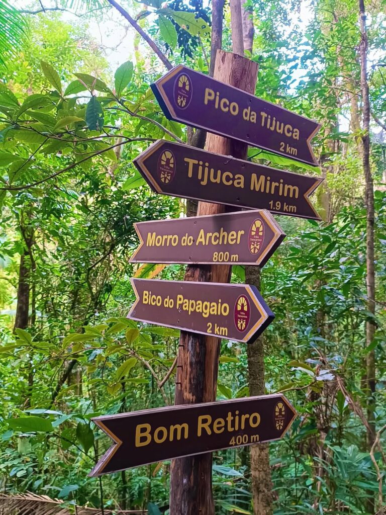 Placa de sinalização da trilha do Pico da Tijuca na Floresta da Tijuca, Rio de Janeiro.
